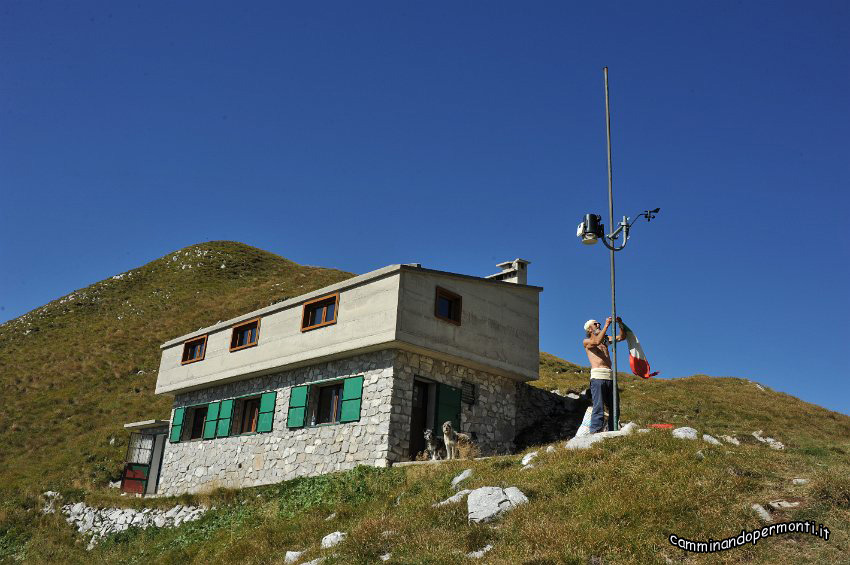 24 Pasquale apre il rifugio.JPG